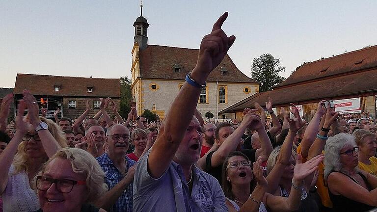 Rund 2000 Zuschauer erlebten „Status Quo“ hautnah und rockten ausgelassen mit. Rund 2000 Zuschauer erlebten „Status Quo“ hautnah und rockten ausgelassen mit.