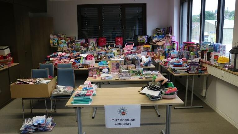 Bei der Wohnungsdurchsuchung stießen die Beamten auf eine große Menge von neuwertigen und originalverpackten Artikeln. Größenteils handelte es sich um Spielsachen, Kinderkleidung, Deko-Artikel, Schulbedarf, Modeschmuck und Büchertaschen.