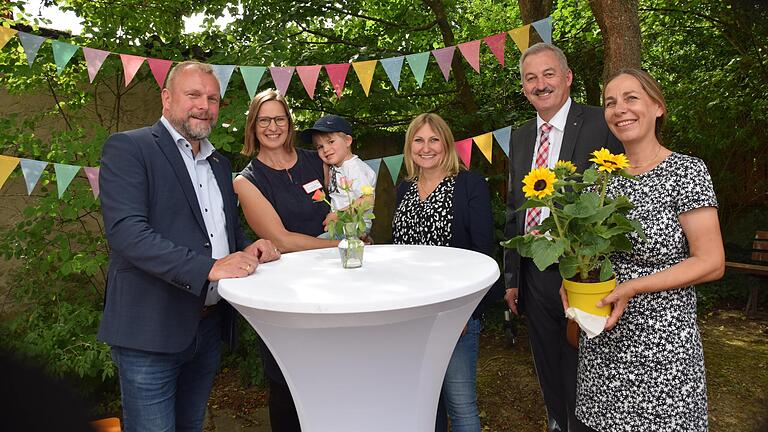 Der Familienstützpunkt verbindet (von links): Landrat Thomas Ebert, Leiterin Doris Langenberger mit ihrem Sohn Anton, Mirjam Gawenda von der Caritas, Bürgermeister Roland Schmitt und Claudia Ruhe, am Landratsamt für Familienbildung.