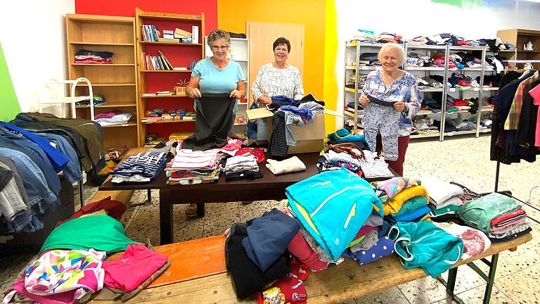 Zahlreiche Spenden wurden im Depot in Mellrichstadt abgegeben. Christa Hein, Sabine Buß und Marianne Fritz (von links) sortieren Kleidung und andere Hilfsgüter und räumen sie in die Regale ein. Zahlreiche Spenden wurden im Depot in Mellrichstadt abgegeben. Christa Hein, Sabine Buß und Marianne Fritz (von links) sortieren Kleidung und andere Hilfsgüter und räumen sie in die Regale ein.