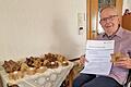 Albin Goll fertigt Sterne und Herzen als kleine Geschenke für Familie und Freunde.       -  Albin Goll fertigt Sterne und Herzen als kleine Geschenke für Familie und Freunde.
