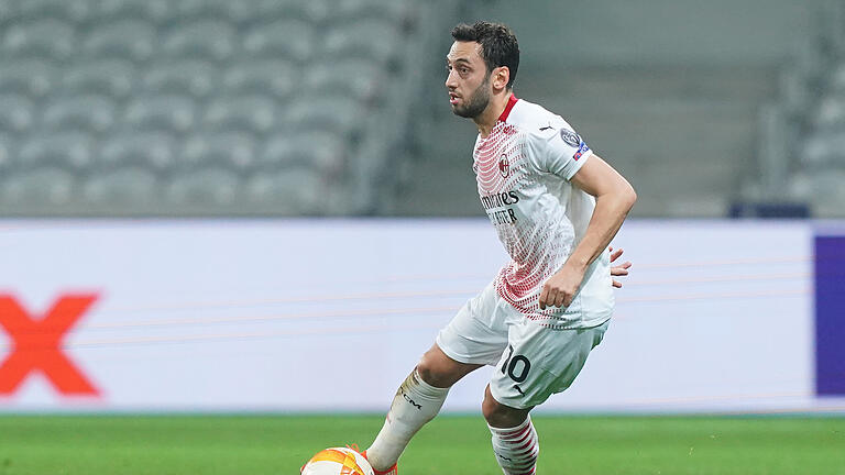 Hakan Calhanoglu.jpg - Hakan Çalhanoğlu, damals noch bei AC Mailand, spielt im Champions-League-Finale für Inter Mailand gegen seinen alten Verein. Hakan Calhanoglu.jpg - Hakan Çalhanoğlu, damals noch bei AC Mailand, spielt im Champions-League-Finale für Inter Mailand gegen seinen alten Verein.