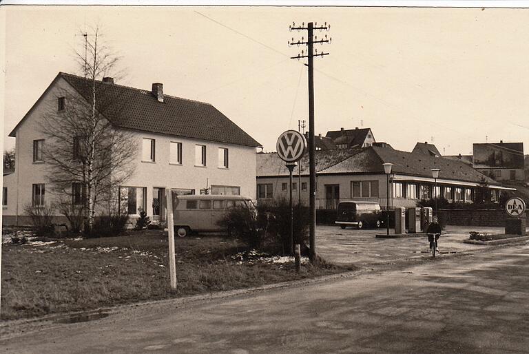 Handwerk und Fabrik am Ortsrand von Steinfeld um 1960: Horst Höhn betrieb eine KFZ-Werkstätte mit Tankstelle. Dahinter das Gebäude der Firma Willy Kreutz. 1948 gegründet, war sie einst Weltmarktführer für Kontaktstifte von Neonröhren und hatte vor der Insolvenz 2016 zuletzt 80 Mitarbeiter. Handwerk und Fabrik am Ortsrand von Steinfeld um 1960: Horst Höhn betrieb eine KFZ-Werkstätte mit Tankstelle. Dahinter das Gebäude der Firma Willy Kreutz. 1948 gegründet, war sie einst Weltmarktführer für Kontaktstifte von Neonröhren und hatte vor der Insolvenz 2016 zuletzt 80 Mitarbeiter.