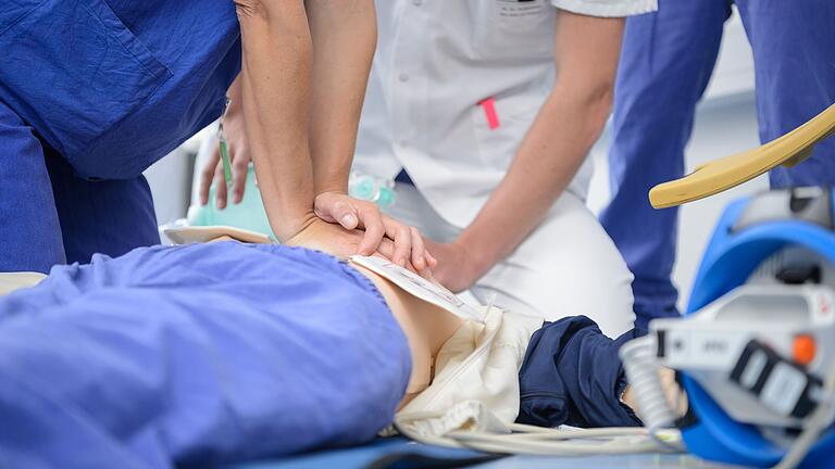 Die Infoveranstaltung der Medizinischen Klinik I des Universitätsklinikums Würzburg macht deutlich: Vor der Reanimation gibt es viele Maßnahmen, mit denen sich ein plötzlicher Herztod verhindern lässt. Die Infoveranstaltung der Medizinischen Klinik I des Universitätsklinikums Würzburg macht deutlich: Vor der Reanimation gibt es viele Maßnahmen, mit denen sich ein plötzlicher Herztod verhindern lässt.