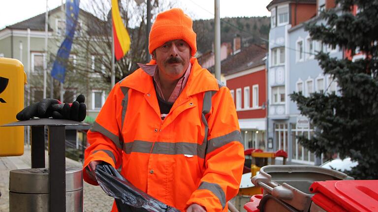 'Der hier ist immer voll', sagt Gebhard Betz über den Papierkorb am Rathaus. Gewissenhaft wechselt er den Müllbeutel. Foto: Ulrike Müller       -  'Der hier ist immer voll', sagt Gebhard Betz über den Papierkorb am Rathaus. Gewissenhaft wechselt er den Müllbeutel. Foto: Ulrike Müller