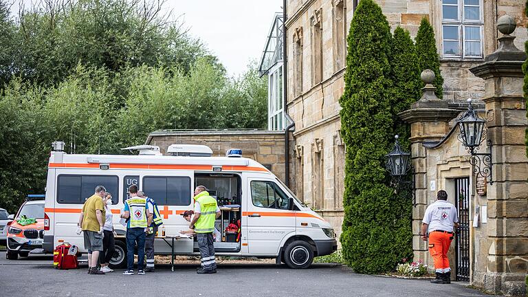 Anfang August halfen rund 70 Kräfte des Bayerischen Roten Kreuzes (BRK) in der Pflegeeinrichtung in Gleusdorf (Lkr. Haßberge) die Bewohnerinnen und Bewohner zu versorgen und in andere Einrichtungen zu verlegen. Anfang August halfen rund 70 Kräfte des Bayerischen Roten Kreuzes (BRK) in der Pflegeeinrichtung in Gleusdorf (Lkr. Haßberge) die Bewohnerinnen und Bewohner zu versorgen und in andere Einrichtungen zu verlegen.