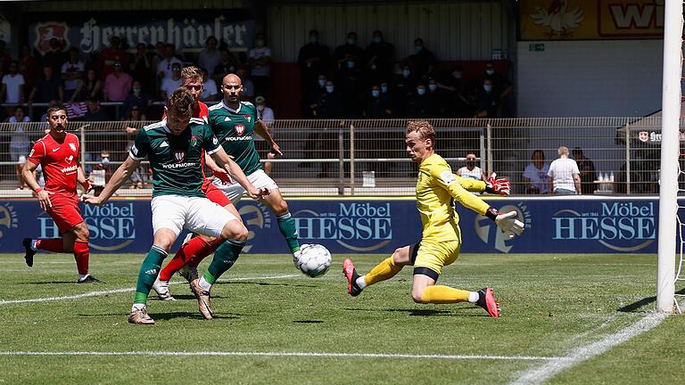In den Aufstiegsspielen zur 3. Liga 2021 parierte Norman Quindt im Trikot des TSV Havelse gegen den FC 05 Schweinfurt mehrfach stark wie hier gegen Amir Suljic (vorne) und hatte großen Anteil am Sieg der Niedersachen. In den Aufstiegsspielen zur 3. Liga 2021 parierte Norman Quindt im Trikot des TSV Havelse gegen den FC 05 Schweinfurt mehrfach stark wie hier gegen Amir Suljic (vorne) und hatte großen Anteil am Sieg der Niedersachen.