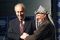 Peres und der damalige Palästinenserpräsident Arafat 2001 in Davos in der Schweiz. Foto: Michele Limina       -  Shimon Peres und der damalige Palästinenserpräsident Arafat 2001 in Davos