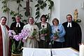 Pfarrer Jürgen Schwarz (links) und Dekan Uwe Rasp (rechts) überreichten Pfarrerin Tina Mertten, Pastoralreferentin Karina Dietz, Pfarrerin Marion Ziegler, Gemeindereferentin Heike Waldvogel zur Begrüßung rote Rosen.