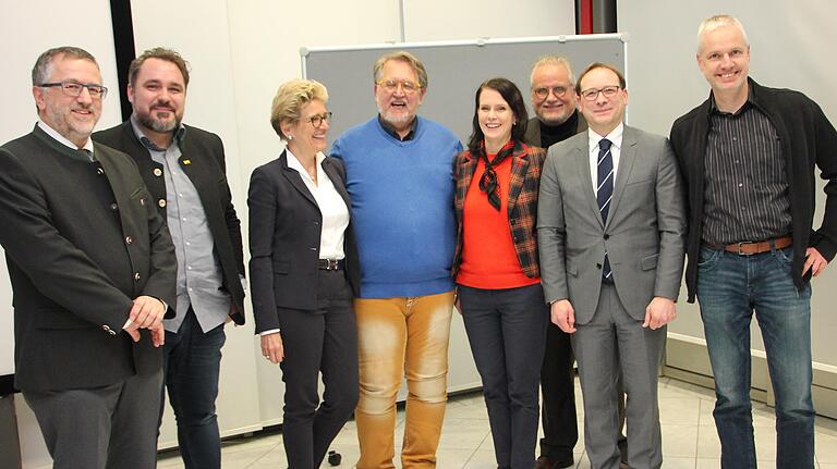 Eine Kampfansage machte FDP-Ortsvorsitzender Werner Jannek (Mitte) den politischen Mitbewerbern für die Kommunalwahl 2020. Er moderierte den Neujahrsempfang mit den Rednern (von links) Bezirksobmann Helmut Kaltenhauser, Landeschef Daniel Först, Warema-Chefin Angelique Renkhoff-Mücke, Europakandidatin Cecile Prinzbach, Kreisvorsitzender Helge Ziegler, Bezirkschef Karsten Klein und Ex-Landtagskandidat Peter Sander. Eine Kampfansage machte FDP-Ortsvorsitzender Werner Jannek (Mitte) den politischen Mitbewerbern für die Kommunalwahl 2020. Er moderierte den Neujahrsempfang mit den Rednern (von links) Bezirksobmann Helmut Kaltenhauser, Landeschef Daniel Först, Warema-Chefin Angelique Renkhoff-Mücke, Europakandidatin Cecile Prinzbach, Kreisvorsitzender Helge Ziegler, Bezirkschef Karsten Klein und Ex-Landtagskandidat Peter Sander.