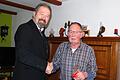 Bürgermeister Michael Gram (links) gratulierte Peter Waider zum 75. Geburtstag
