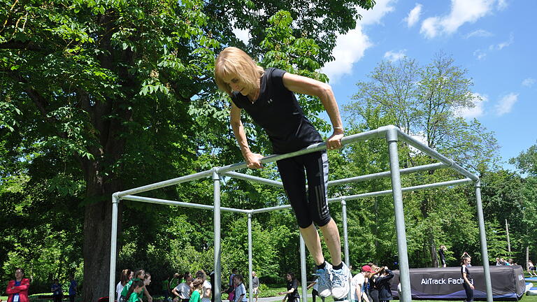 Mitmachtour beim Landesturnfest: Redaktionsvolontär Aaron Niemeyer und Redakteurin Irene Spiegel testeten die neuesten sportlichen Trends im Trendsportpark an den Wehranlagen. Unter anderem den Parkour, die sich drehende Kletterscheibe und Stacking. Im   Taucherbecken ließen sie den Kindern den Vortritt.