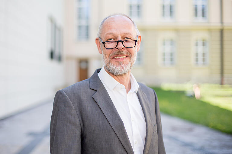 Begriffe wie 'Klasse' und Milieu' sind aus Sicht des Würzburger Soziologen Andreas Göbel als Erklärungsansätze nur noch bedingt geeignet. Trotzdem seien viele Parteien und Gewerkschaften noch in ihrem alten Denken verhaftet. Begriffe wie 'Klasse' und Milieu' sind aus Sicht des Würzburger Soziologen Andreas Göbel als Erklärungsansätze nur noch bedingt geeignet. Trotzdem seien viele Parteien und Gewerkschaften noch in ihrem alten Denken verhaftet. 
