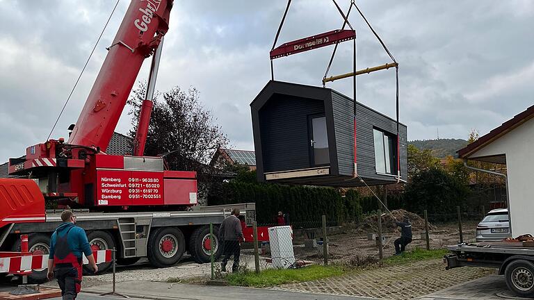 Dass Aufstellen dieses Tiny Houses in Abtswind ging laut Bürgermeister Jürgen Schulz in wenigen Stunden über die Bühne. Bis das Grundstück gefunden war, hatte es allerdings ein wenig gedauert. Dass Aufstellen dieses Tiny Houses in Abtswind ging laut Bürgermeister Jürgen Schulz in wenigen Stunden über die Bühne. Bis das Grundstück gefunden war, hatte es allerdings ein wenig gedauert.