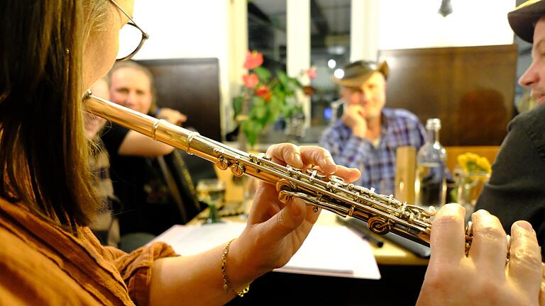 Flötenklänge bei Frankenwein: Yvonne Reitelbach musiziert mit Leidenschaft beim Musikanten-Stammtisch in Bad Neustadt. Flötenklänge bei Frankenwein: Yvonne Reitelbach musiziert mit Leidenschaft beim Musikanten-Stammtisch in Bad Neustadt.