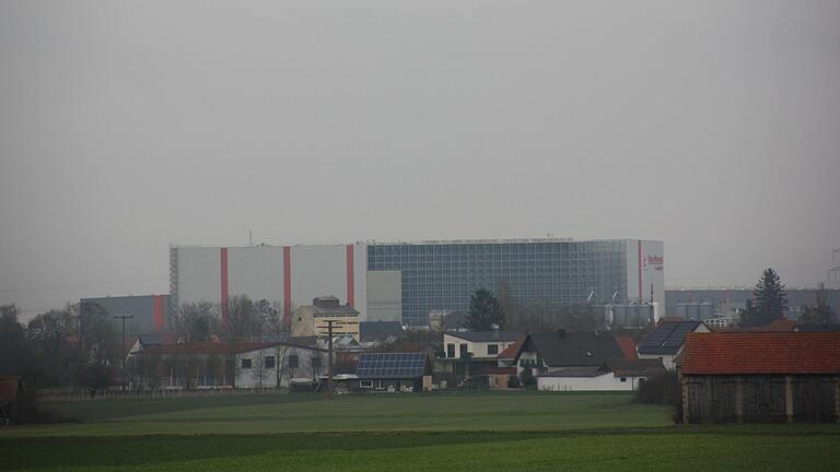Das riesige Logistikzentrum von Kaufland in Donnersdorf überragt die Ortsbebauung und ist bereits von Weitem sichtbar. Derzeit wird das Hochregallager (Bildmitte) erweitert. Das riesige Logistikzentrum von Kaufland in Donnersdorf überragt die Ortsbebauung und ist bereits von Weitem sichtbar. Derzeit wird das Hochregallager (Bildmitte) erweitert.
