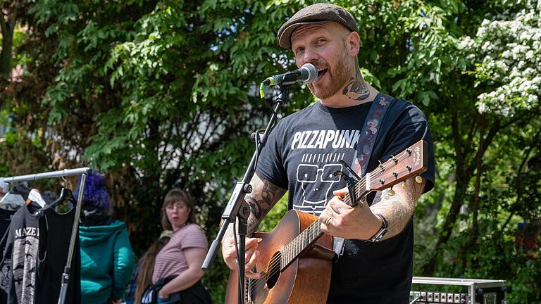 Matze Rossi spielt beim Familientag der Kindertafel am Samstag in Schweinfurt. Matze Rossi spielt beim Familientag der Kindertafel am Samstag in Schweinfurt.