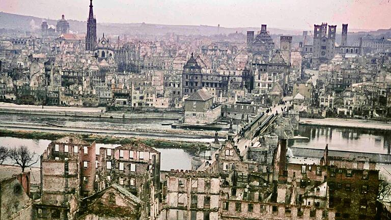 Ein Meer von Ruinen: So sah Würzburg aus, als Maurice E. Henderson hier die amerikanische Militärregierung für Unterfranken etablierte. Das Bild aus dem Bestand des Bayerischen Landesamts für Denkmalpflege ist die einzige bekannte farbige Panoramaaufnahme des zerstörten Würzburg.