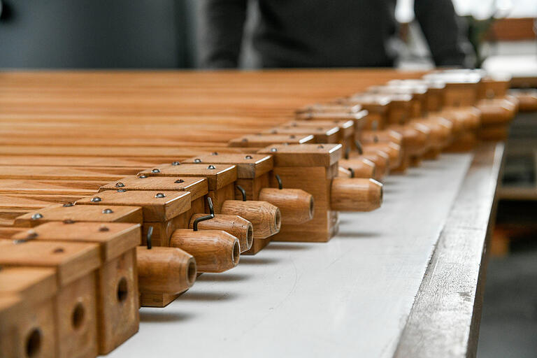 Unzählige Einzelteile müssen beim Wiederaufbau in der Kirche an den richtigen Stellen wieder eingesetzt werden.