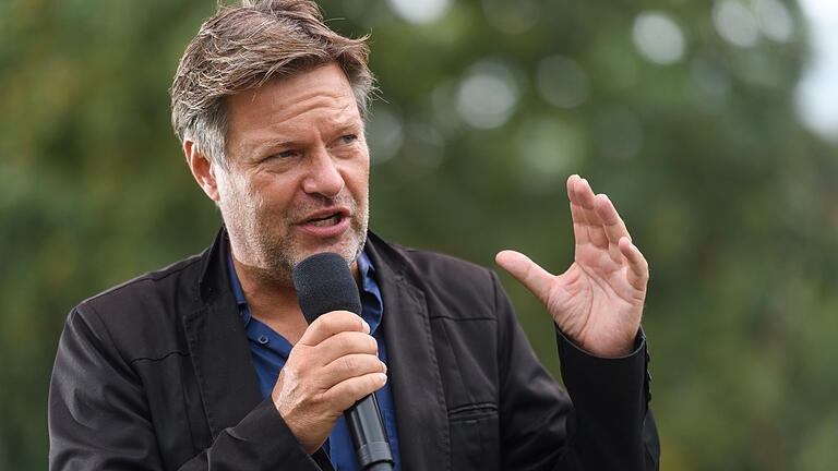 Daniel Peter       -  Bundesvorsitzender Robert Habeck (Bündnis 90/Die Grünen) besucht am Mittwoch (15.09.21) im Rahmen des Bundestagswahlkampfes die Talavera in Würzburg. Trotz andauernder Regenfälle sind zahlreiche Menschen auf die Talavera gekommen, um den Auftritt Habecks zu verfolgen.