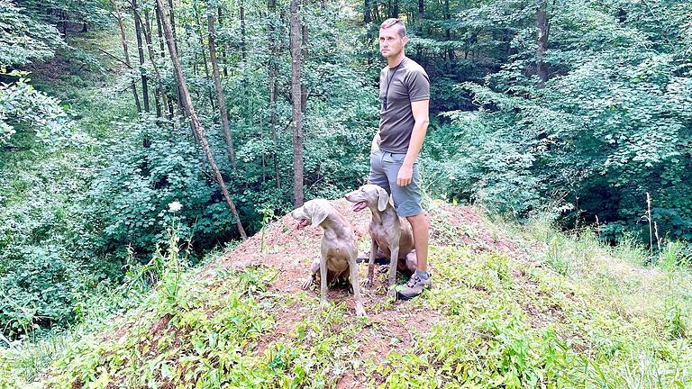 Er erstattet Anzeige gegen Unbekannt: Stadtförster Christian Bartsch auf einem der illegalen Hügel im Waldstück Dürrenberg zwischen Lembach und Roßstadt. Er erstattet Anzeige gegen Unbekannt: Stadtförster Christian Bartsch auf einem der illegalen Hügel im Waldstück Dürrenberg zwischen Lembach und Roßstadt.