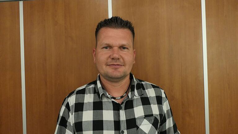 Dominik Mroz ist seit seiner Jugend bei der Feuerwehr und seit kurzem auch Kreisbrandmeister. Dominik Mroz ist seit seiner Jugend bei der Feuerwehr und seit kurzem auch Kreisbrandmeister.