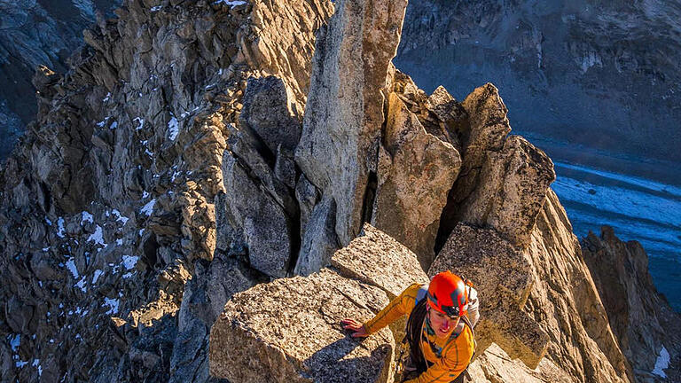 Ein Bergsteiger genießt den Sonnenaufgang am Nesthorn im Oberaletschgebiet. Foto: Silvan Metz - Ein Bergsteiger genießt den Sonnenaufgang am Nesthorn im Oberaletschgebiet. Foto: Silvan Metz Ein Bergsteiger genießt den Sonnenaufgang am Nesthorn im Oberaletschgebiet. Foto: Silvan Metz - Ein Bergsteiger genießt den Sonnenaufgang am Nesthorn im Oberaletschgebiet. Foto: Silvan Metz