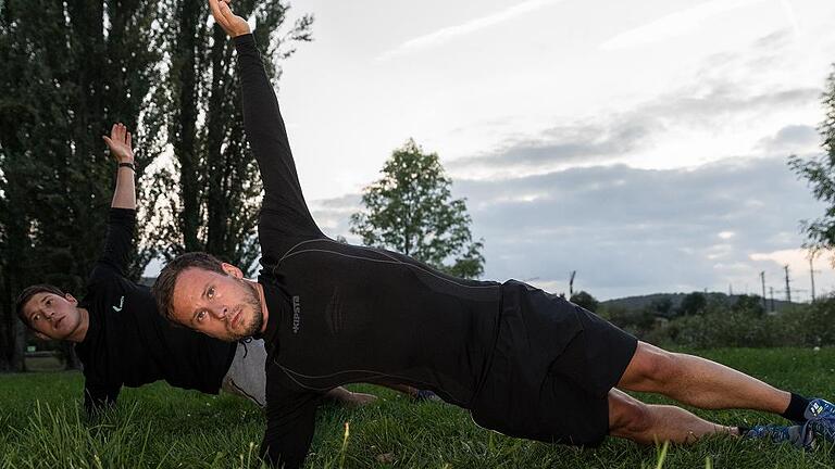 Angestrengter Blick: Redakteur Benjamin Stahl (vorne) beim &bdquo;Outdoor-Fitness&ldquo; mit Trainer Lukas auf den Würzburger Mainwiesen