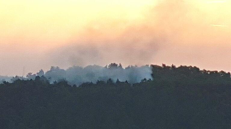 Was aus der Ferne erst wie aufsteigender Nebel aussah, war dann doch ein Waldbrand östlich von Steinfeld. Das Foto wurde gegen 6.30 Uhr aufgenommen. Was aus der Ferne erst wie aufsteigender Nebel aussah, war dann doch ein Waldbrand östlich von Steinfeld. Das Foto wurde gegen 6.30 Uhr aufgenommen.