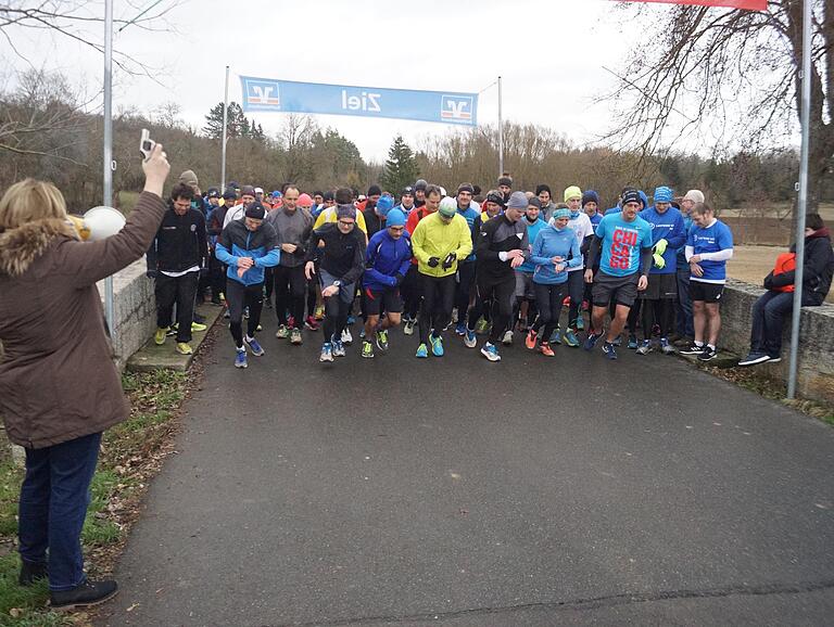 Hochmotiviert beim Start zum Silvesterlauf. Hochmotiviert beim Start zum Silvesterlauf.