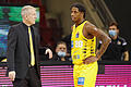 Desi Rodriguez (rechts) im Gespräch mit dem Ex-Baskets- Coach John Patrick beim Gastspiel von s.Oliver Würzburg bei den MHP Riesen Ludwigsburg.
