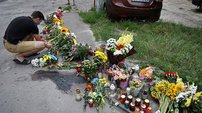 Ukrainische Politikerin in Lwiw erschossen       -  In der Ukraine trauern Menschen um die ermoderte Politikerin Iryna Farion und legen Blumen an der Stelle des Anschlags nieder.