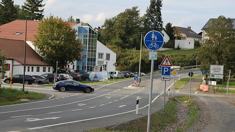 Auf der Schallfelder Straße entstand binnen vier Wochen bis Anfang August eine Linksabbiegespur zur Keltenstraße. Auf der Schallfelder Straße entstand binnen vier Wochen bis Anfang August eine Linksabbiegespur zur Keltenstraße.