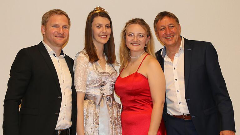 Krönungsfeier der neuen Ramsthaler Weinprinzessin Julia Vierheilig       -  Krönungsfeier der neuen Ramsthaler Weinprinzessin Julia Vierheilig