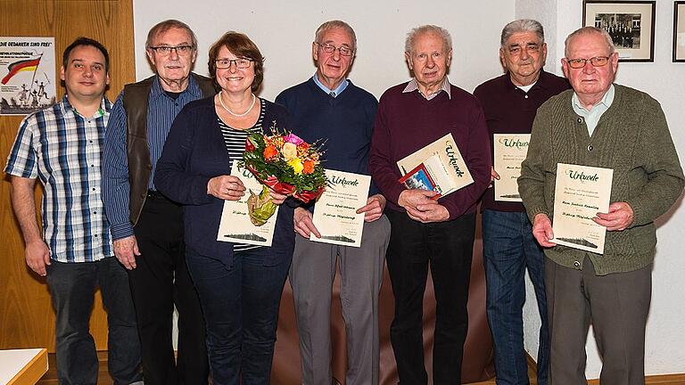 Ehrungen gab es bei der Mitgliederversammlung der Wiesenbronner Wanderfreunde. Im Bild (von links): Vereinsvorsitzender Harald Höhn, Helmut Freier, Maria Dennerlein, Alfred Wehrwein, Georg König, Rudi Bauer und Friedrich Rammling. Ehrungen gab es bei der Mitgliederversammlung der Wiesenbronner Wanderfreunde. Im Bild (von links): Vereinsvorsitzender Harald Höhn, Helmut Freier, Maria Dennerlein, Alfred Wehrwein, Georg König, Rudi Bauer und Friedrich Rammling.