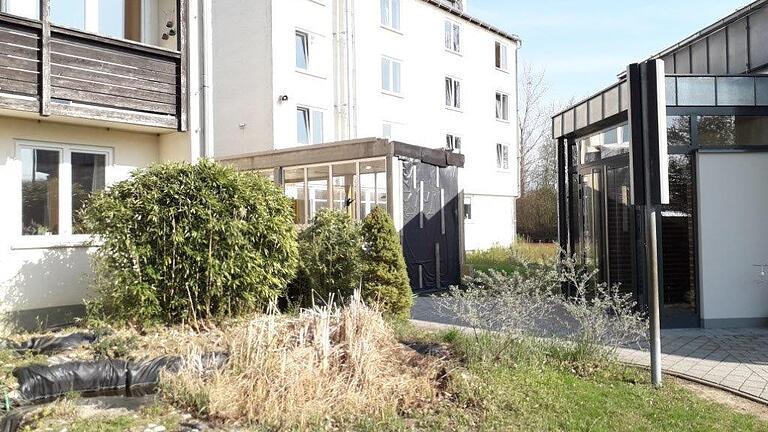 Das Internat der der Christian-von-Bomhard-Schule wird bald energetisch saniert. Die Kapelle (rechts) wurde bereits saniert, der ehemalige Verbindungsgang zum Internat wird in Kürze abgerissen. Das Internat der der Christian-von-Bomhard-Schule wird bald energetisch saniert. Die Kapelle (rechts) wurde bereits saniert, der ehemalige Verbindungsgang zum Internat wird in Kürze abgerissen.
