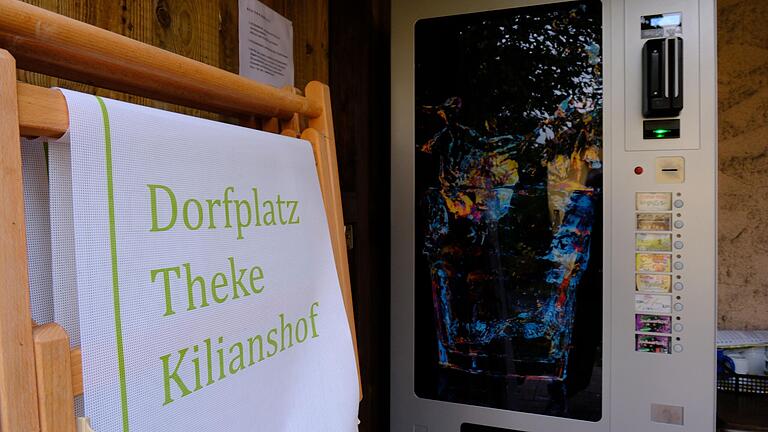 Ein Getränkeautomat und dazu Kaffee und Kuchen. Die Dorfplatz-Theke Kilianshof ist ein gelungenes Kleinprojekt im Landkreis Rhön-Grabfeld. Bürgermeisterin Sonja Reubelt stellte es bei den Bürgerversammlungen in den Walddörfern vor. Ein Getränkeautomat und dazu Kaffee und Kuchen. Die Dorfplatz-Theke Kilianshof ist ein gelungenes Kleinprojekt im Landkreis Rhön-Grabfeld. Bürgermeisterin Sonja Reubelt stellte es bei den Bürgerversammlungen in den Walddörfern vor. 