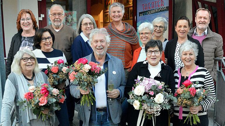 Nach den Neuwahlen bei der Theaterbühne Karlstadt konnten&nbsp; einige Urgesteine ihre Aufgaben in jüngere Hände legen und in den wohlverdienten Ruhestand verabschiedet werden beziehungsweise kürzertreten. Im Bild (vorne von links):&nbsp; Hanni Graf, Angelika Nickel, Werner Hofmann, Barbara Hubrich, Gerlinde Hessler. Dahinter (von links): Gudrun Buberl, Gerd Nickel, Regina Appel, Maria Emsden, Verena Kimmel, Claudia Lankes, Kristina Ackermann und Klaus Brehm.