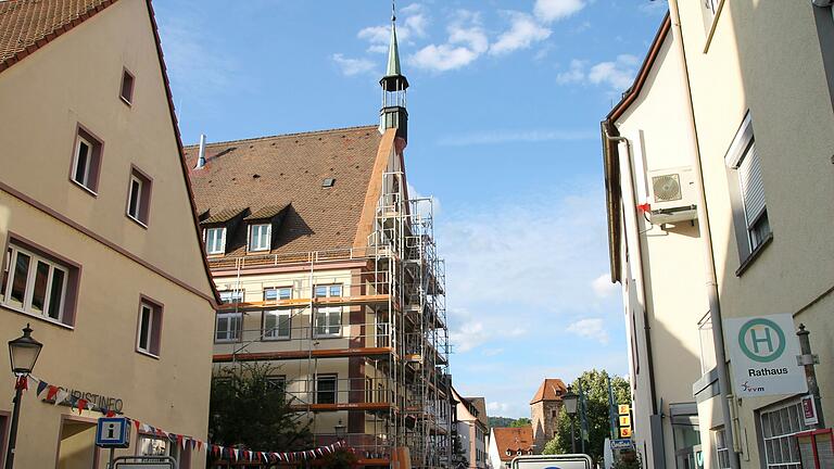 Das Gemündener Rathaus wurde zur Fassadensanierung nach dem Heimatfest eingerüstet. Das Gemündener Rathaus wurde zur Fassadensanierung nach dem Heimatfest eingerüstet.