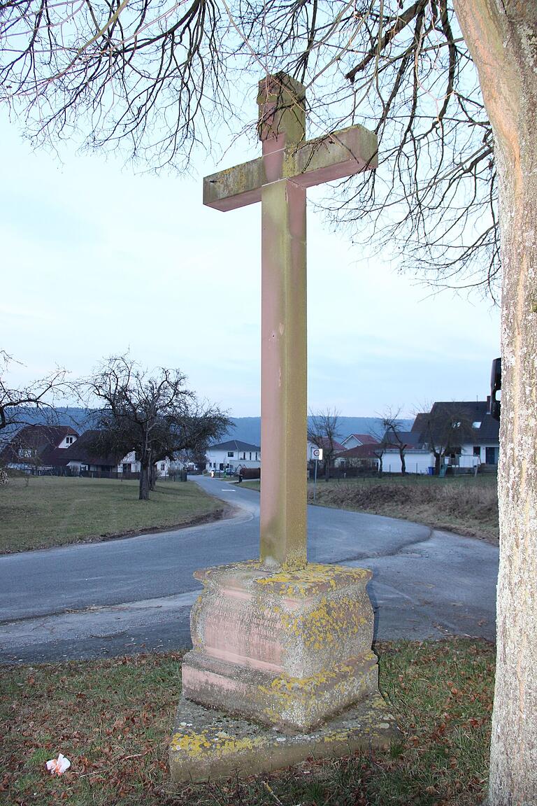 Kreuz ohne Korpus am Wertheimer Ring in Böttigheim. Der Korpus musste aufgrund erheblicher Schäden abgenommen werden. Kreuz ohne Korpus am Wertheimer Ring in Böttigheim. Der Korpus musste aufgrund erheblicher Schäden abgenommen werden.