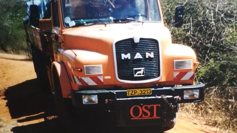 Mit der Überführung dieses Lastwagen begann für 'Sassi' sein enormes Engagement in Tansania. Mit der Überführung dieses Lastwagen begann für 'Sassi' sein enormes Engagement in Tansania.