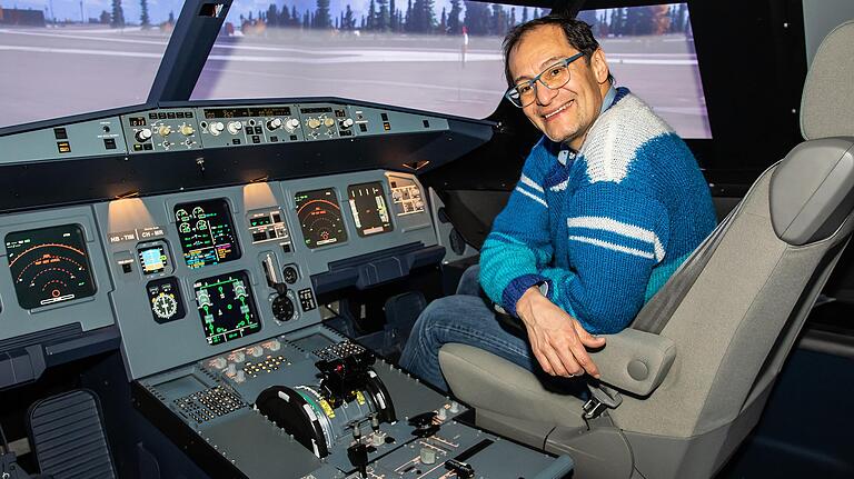 Prof. Sergio Montenegro vom Lehrstuhl für Luft- und Raumfahrtinformatik der Uni Würzburg in einem Airbus 320 als Flugsimulator. Prof. Sergio Montenegro vom Lehrstuhl für Luft- und Raumfahrtinformatik der Uni Würzburg in einem Airbus 320 als Flugsimulator.
