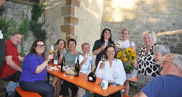 Anstoßen mit der Weinprinzessin Larissa Hegmann auf dem Weinfest in Mainberg. Anstoßen mit der Weinprinzessin Larissa Hegmann auf dem Weinfest in Mainberg.
