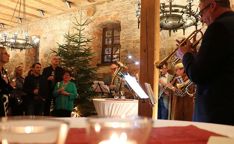 Sitzung unterm Tannenbaum: Statt Trübsal bläst die muntere Stadtrats-Combo schmissige Weihnachtslieder.