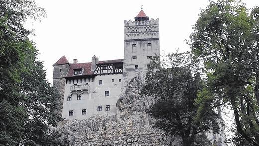 Die berühmteste Burg Transsilvaniens: Schloss Bran gilt als Inbegriff des Dracula-Schlosses – auch wenn der irische Schriftsteller Bram Stoker hier nie zu Gast war. Die berühmteste Burg Transsilvaniens: Schloss Bran gilt als Inbegriff des Dracula-Schlosses – auch wenn der irische Schriftsteller Bram Stoker hier nie zu Gast war.