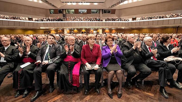 Blick in den Franconia-Saal mit den Ehrengästen (von links) Generalvikar Thomas Keßler, Weihbischof Ulrich Boom, Bayerns Justizminister Winfried Bausback, Bischof Friedhelm Hofmann, Bundeskanzlerin Angela Merkel, Landtagspräsidentin Barbara Stamm, Kardinal Reinhard Marx, dem Präsidenten des Zentralrats der Juden Josef Schuster und seiner Frau Jutta. Blick in den Franconia-Saal mit den Ehrengästen (von links) Generalvikar Thomas Keßler, Weihbischof Ulrich Boom, Bayerns Justizminister Winfried Bausback, Bischof Friedhelm Hofmann, Bundeskanzlerin Angela Merkel, Landtagspräsidentin Barbara Stamm, Kardinal Reinhard Marx, dem Präsidenten des Zentralrats der Juden Josef Schuster und seiner Frau Jutta.