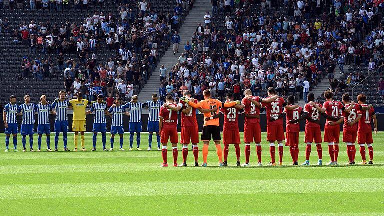 Schweigeminute       -  Auch vor den Samstagsspielen gab es in den Stadien eine Gedenkminute für die Opfer der Terroranschläge in Spanien.