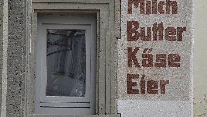 Eine Aufschrift in klaren Bauhaus-Lettern erinnert an das Lebensmittelgeschäft, das die Oma von Betraice Guttenberger noch betrieben hat. Eine Aufschrift in klaren Bauhaus-Lettern erinnert an das Lebensmittelgeschäft, das die Oma von Betraice Guttenberger noch betrieben hat.