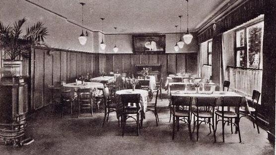 Schickes Gasthaus: Die Aufnahme von 1937 zeigt die Henningbräu-Gaststätte von innen. Unter dem Bild steht 'Das Haus der guten Küche. Schöne Lokale. Großer schattiger Garten'. Schickes Gasthaus: Die Aufnahme von 1937 zeigt die Henningbräu-Gaststätte von innen. Unter dem Bild steht 'Das Haus der guten Küche. Schöne Lokale. Großer schattiger Garten'.