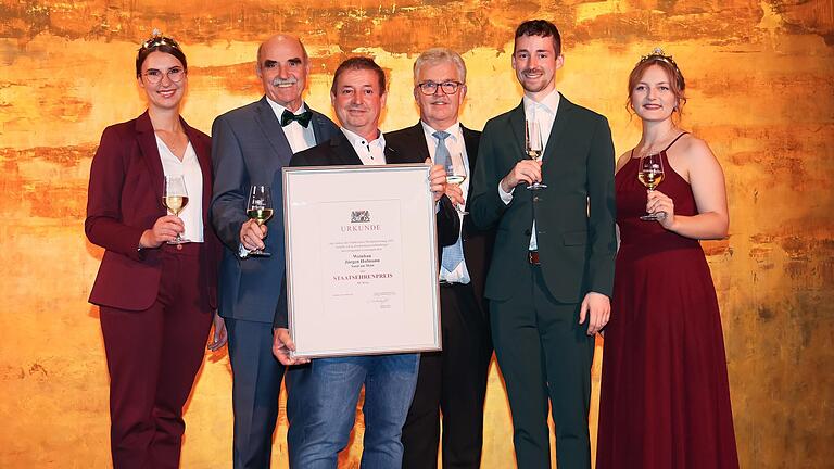 Der Bayerischen Staatsehrenpreis ging an das Weingut Jürgen Hofmann in Sand. Das Bild zeigt (von links): die Fränkische Weinprinzessin Emmi Wendemuth, Artur Steinmann (Präsident des Fränkischen Weinbauverbandes), Winzer Jürgen Hofmann, Hubert Bittlmayer (Amtschef des Bayerischen Landwirtschaftsministeriums), Winzersohn David Hofmann und die Fränkische Weinprinzessin Linda Keller.